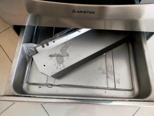 Particulier vend cuisinière en inox  avec  four  de marque Ariston  très peu utilisée