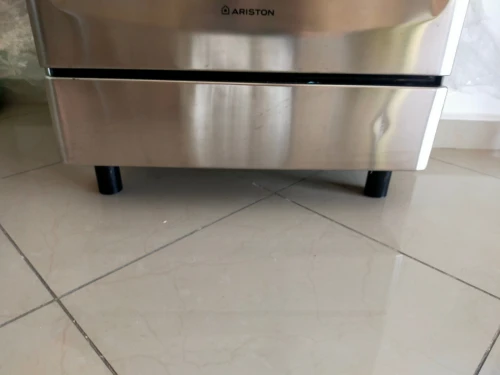 Particulier vend cuisinière en inox  avec  four  de marque Ariston  très peu utilisée