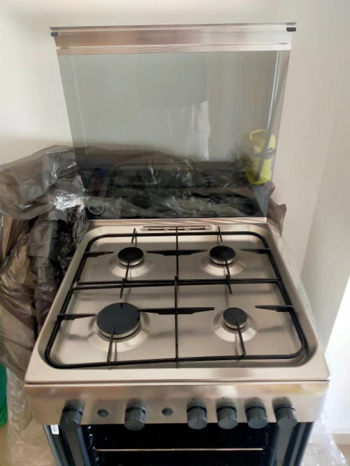 Particulier vend cuisinière en inox  avec  four  de marque Ariston  très peu utilisée