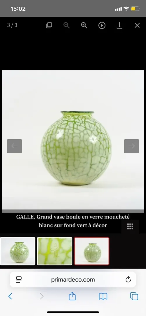 GALLE. Grand vase boule en verre moucheté blanc sur fond vert à décor