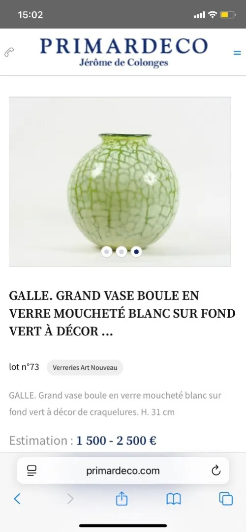 GALLE. Grand vase boule en verre moucheté blanc sur fond vert à décor