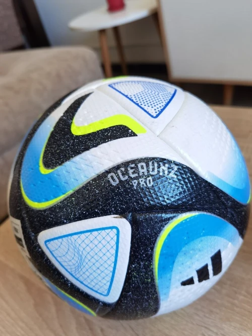 A vendre ballon original professionnel OCEAUNZ Fifa Quality Pro. Prix 23000 DZD