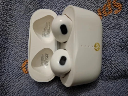 Oreillettes Airpods et plusieurs types de marques cabats (européen)....