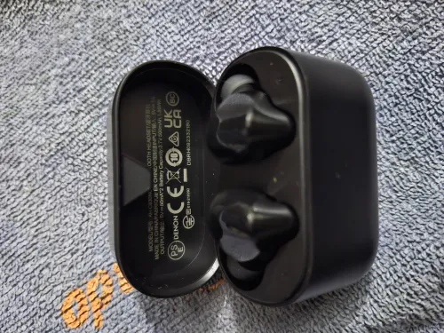 Oreillettes Airpods et plusieurs types de marques cabats (européen)....