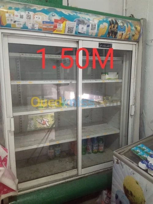 Deux frigos un frigo présentoir un congélateur 