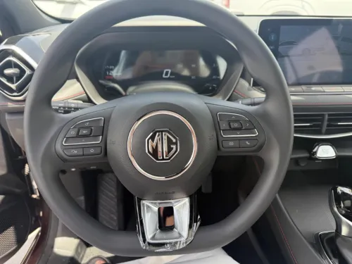 MG M5 2025 0 contre