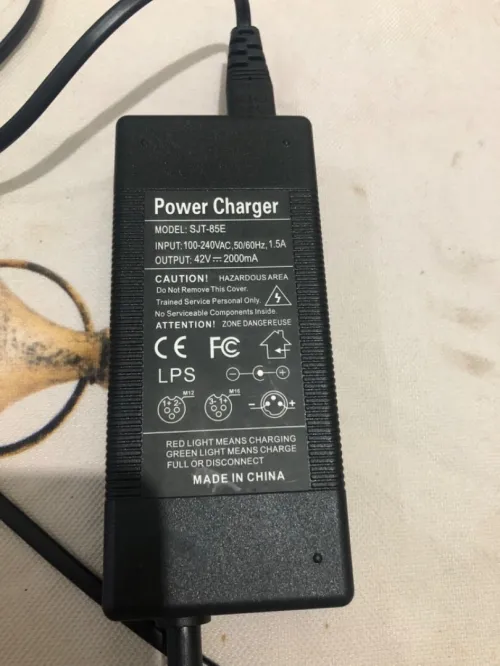 chargeur trontinette électrique