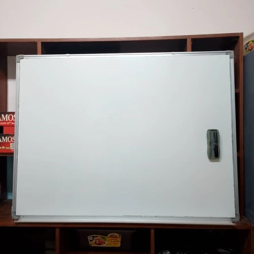 Tables PC + Tableau blanc (avec support et brosse magnétique)