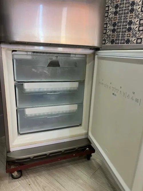Frigidaire congélateur ariston 620L