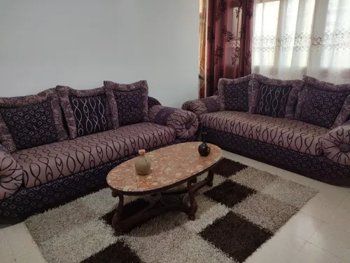Banquette et une table basse