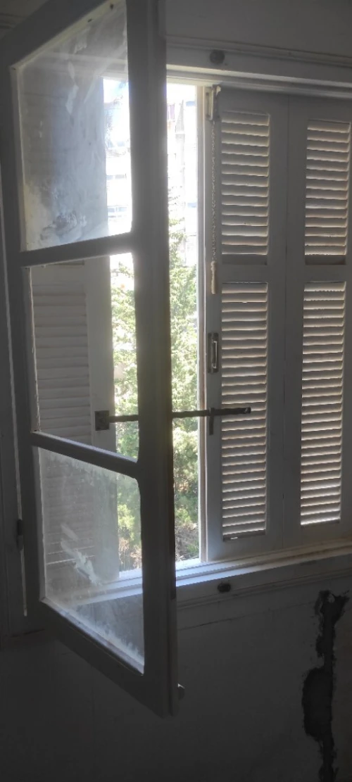 Lot de : porte d'entrée, deux portes balcon, deux fenêtres, porte pour salon