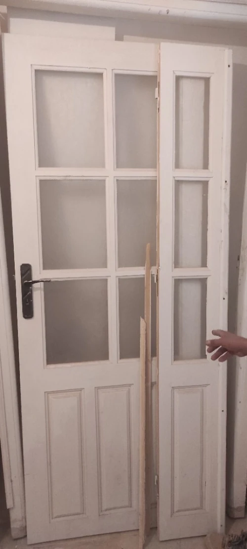Lot de : porte d'entrée, deux portes balcon, deux fenêtres, porte pour salon