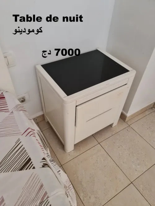 lits, matelas et oreillers, table de nuit, porte de monteau