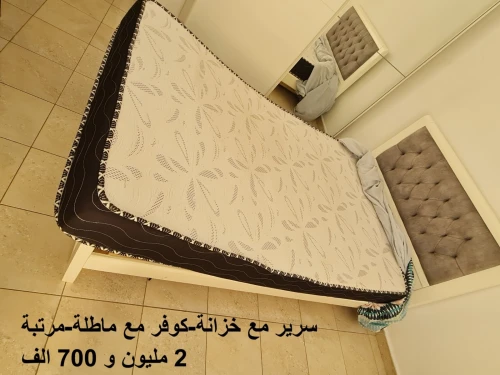 lits, matelas et oreillers, table de nuit, porte de monteau