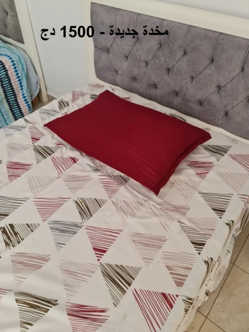 lits, matelas et oreillers, table de nuit, porte de monteau