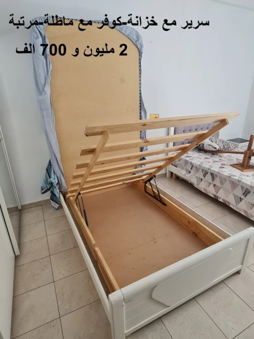 lits, matelas et oreillers, table de nuit, porte de monteau
