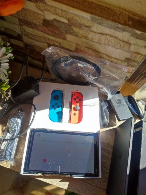 Nintendo Switch OLED neuf jamais utilisé (sauf le test)