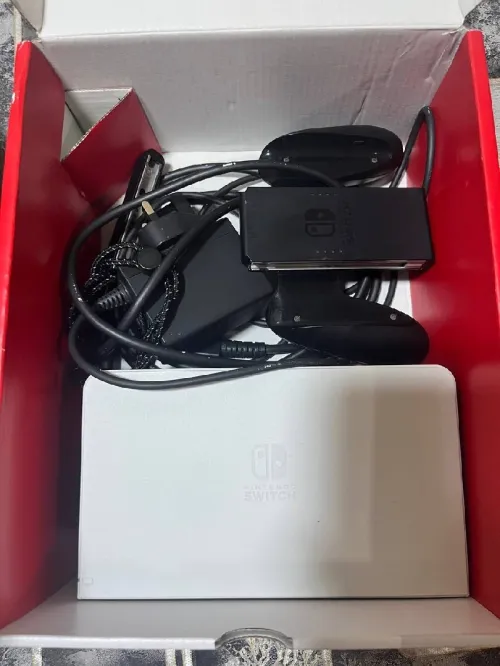 Nintendo switch oled flashé comme neuf avec touts accessoires