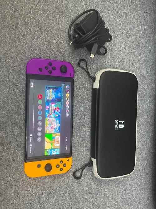 Nintendo switch oled flashé etat neuf avec chargeur et pochette