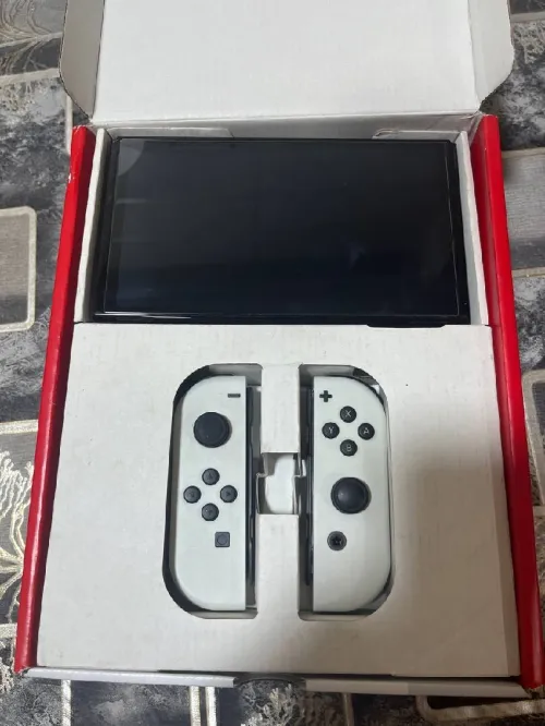 Nintendo switch oled flashé comme neuf avec touts accessoires