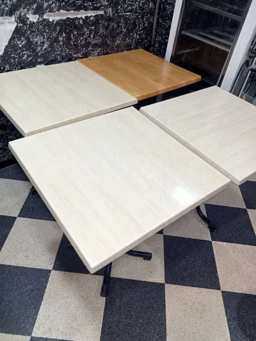Tables avec leur chaises