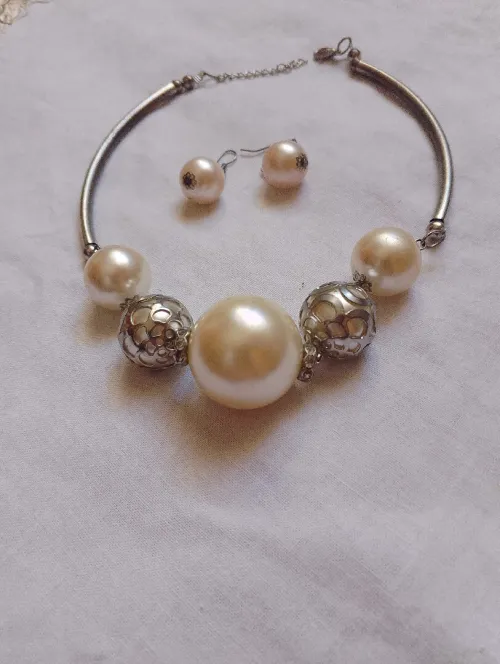 Collier très chic+ boucles d'oreilles