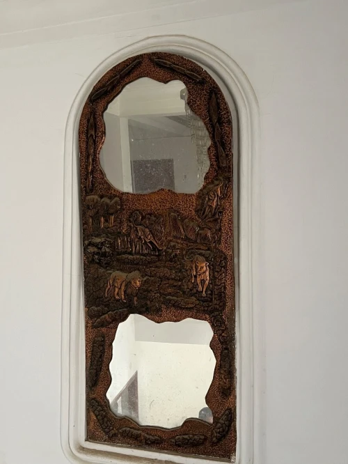 Miroir mural artisanal en cuivre martelé signé