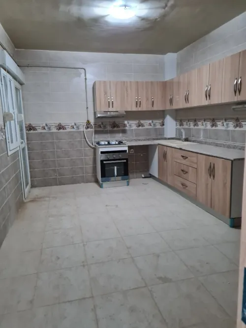 la partie basse d'une cuisine , meuble de salle de bain et baignore