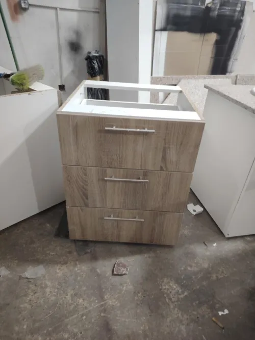 la partie basse d'une cuisine , meuble de salle de bain et baignore