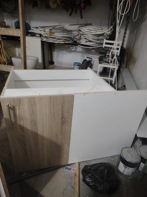 la partie basse d'une cuisine , meuble de salle de bain et baignore