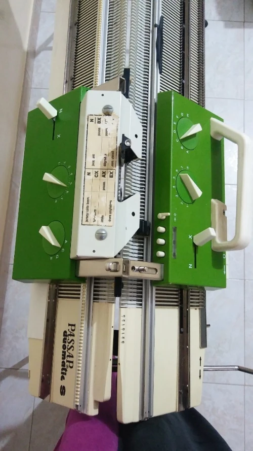 Machine à tricoter 