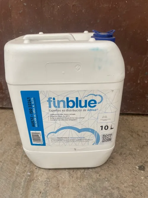 bidon de 10 litres de solution d'urée AdBlue de la marque Finblue,