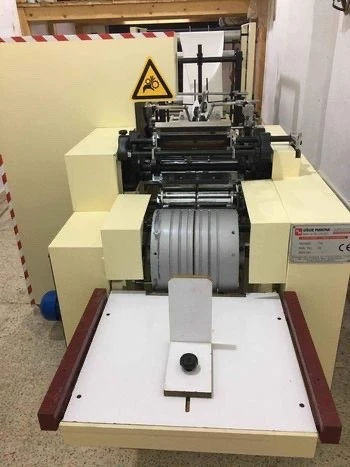 Machine de fabrication des sachets en papier