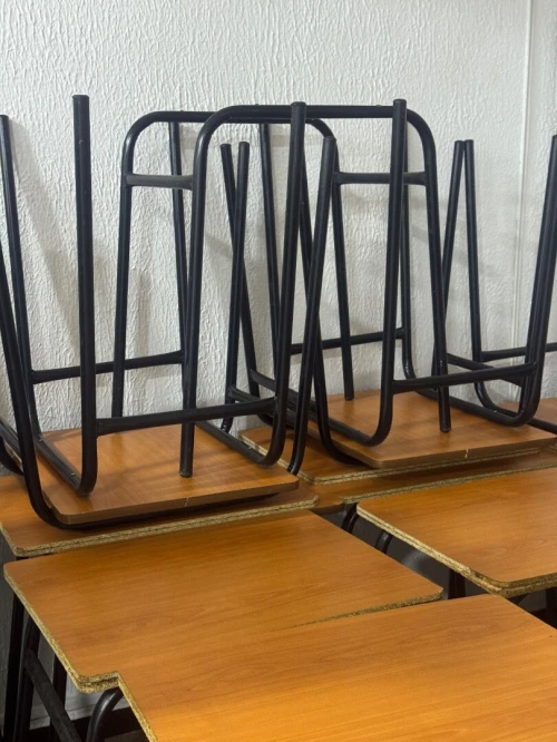 Tables + chaises (ecole)