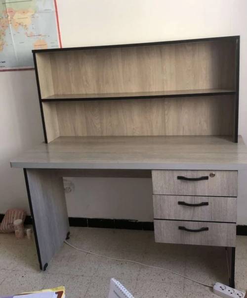 Bureau en bois blanc modèle moderne en gris