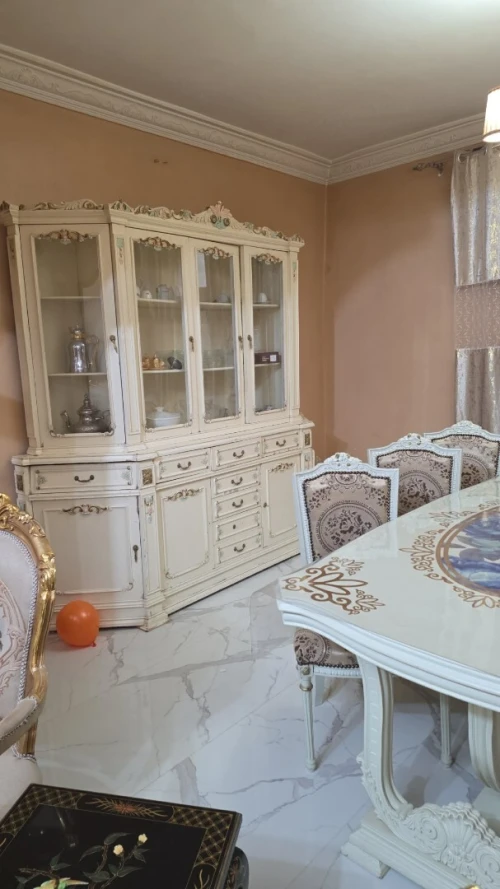 Salon Egyptian 3+1+1+1+1 plus table en marbre   . Salle à manger antique bois merisier dure