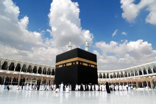 عمرة اكتوبر نوفمبر رحلات مباشرة و غير مباشرة  ابتداءا من 145000دج مع هدية الاطعام 