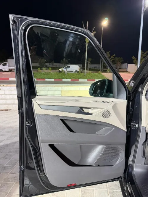 Volkswagen Multivan 2023 Full option