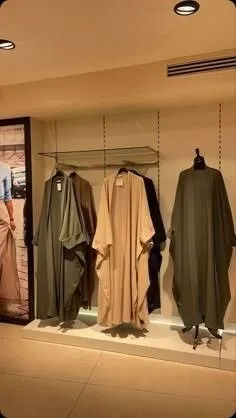 بائعة / vendeuse ملابس وحجاب