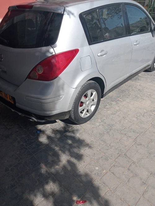 Nissan Tiida 4 portes 2010 Tiida 4 portes