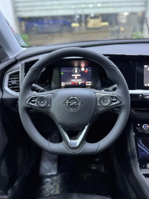 Opel GrandLand 2025 Foule