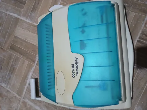 Relieuse à anneaux plastiques)
