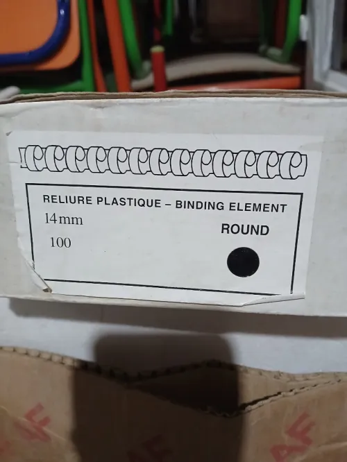 Relieuse à anneaux plastiques)