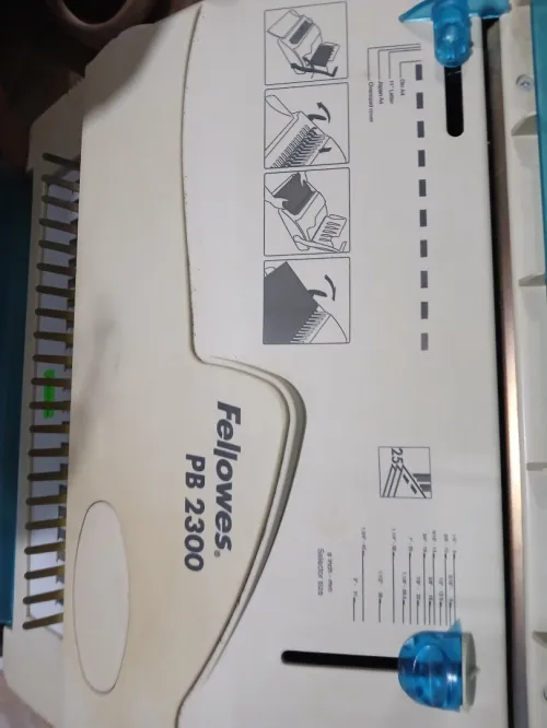 Relieuse à anneaux plastiques)