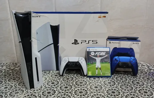 Ps5 Slim avec lecteur CD + une manette bleue + FC 25 