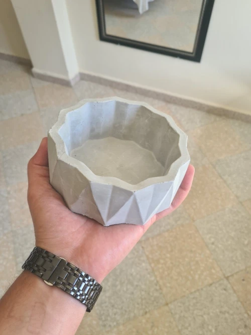 Pot en ciment إصيص إسمنتي
