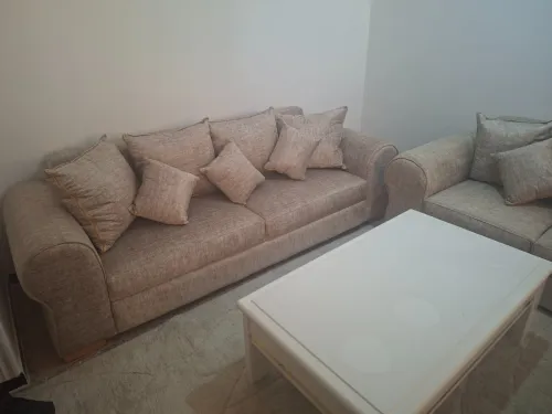 Salon : fauteuil 6places (3+2+1) avec une table basse
