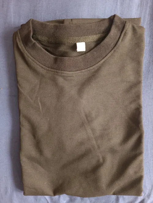 Un tricot demi manche disponible en 3 couleur