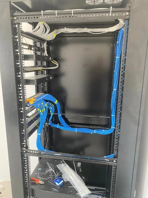 Installation d'équipements de surveillance, de réseaux médiatiques et téléphoniques et incendie 