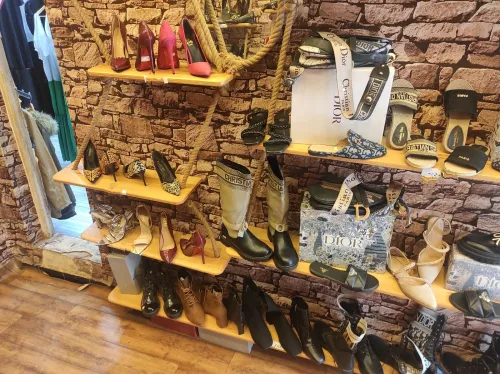 Lot de chaussures marque 350 pièces